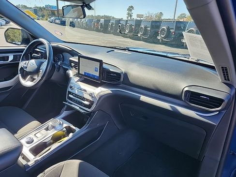 Used 2021 Ford Explorer XLT image 18
