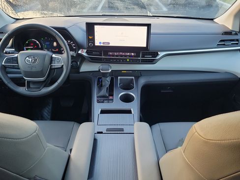 Used 2025 Toyota Sienna XLE image 16
