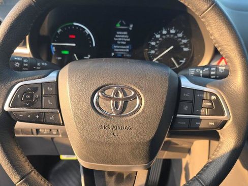 Used 2021 Toyota Sienna XLE w/ XLE Plus Package FWD image 12