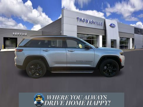 Used 2024 Jeep Grand Cherokee Limited w/ Luxury Tech Group II image 2