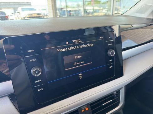 Used 2025 Volkswagen Taos SE FWD image 21