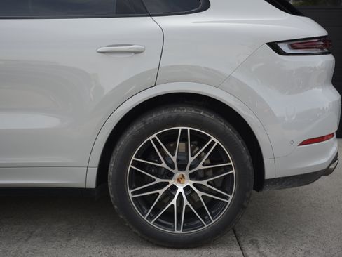 Certified 2026 Porsche Cayenne AWD/4WD image 38
