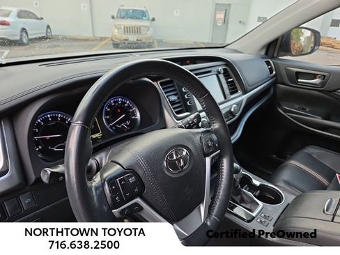 Used 2019 Toyota Highlander XLE image 17