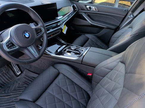 Certified 2025 BMW X7 xDrive40i w/ M Sport Package image 29