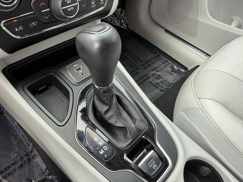 Used 2020 Jeep Cherokee Limited FWD image 28