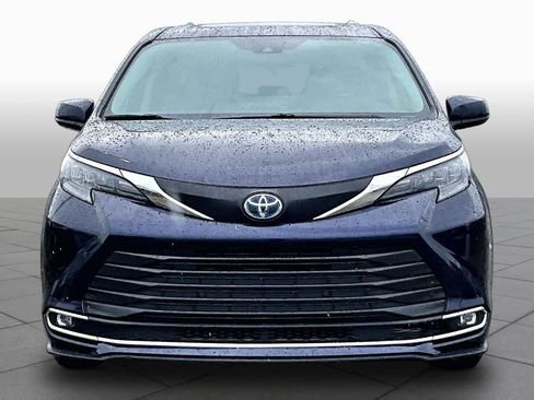 Certified 2024 Toyota Sienna XLE FWD image 4