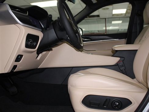 Certified 2025 Jeep Grand Cherokee Limited w/ Black Appearance Package image 8