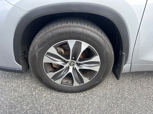 Used 2020 Toyota Highlander XLE AWD/4WD image 11