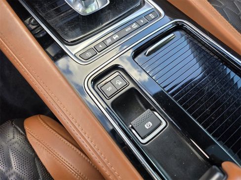 Used 2020 Jaguar F-PACE SVR image 26