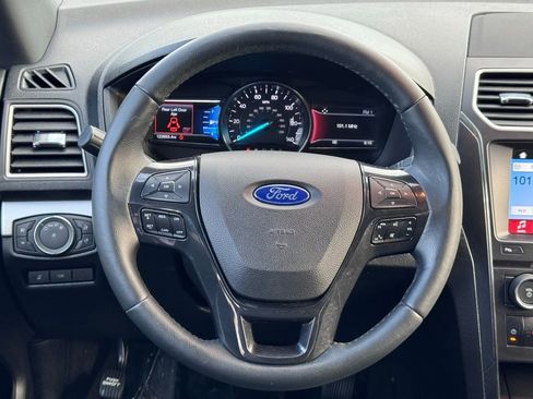 Used 2017 Ford Explorer XLT w/ Equipment Group 202A image 8