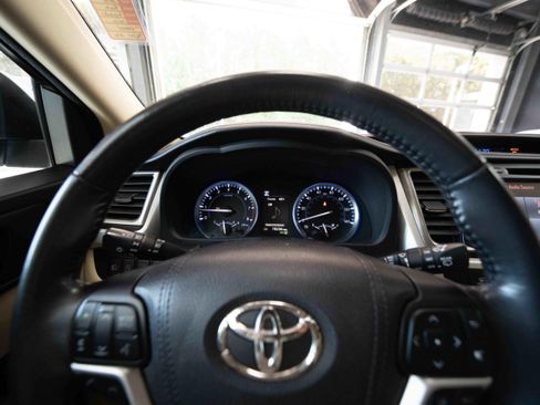 Used 2018 Toyota Highlander XLE AWD/4WD image 15