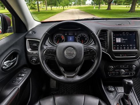 Used 2019 Jeep Cherokee Trailhawk w/ Cold Weather Group AWD/4WD image 10