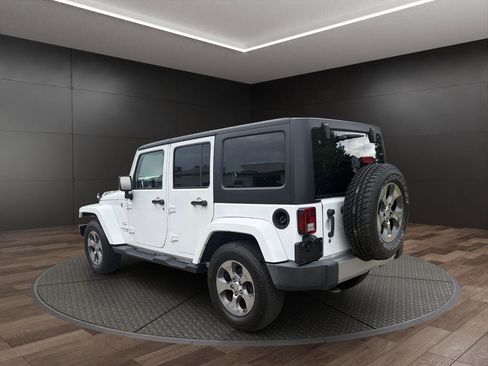 Used 2018 Jeep Wrangler Unlimited Sahara AWD/4WD image 6