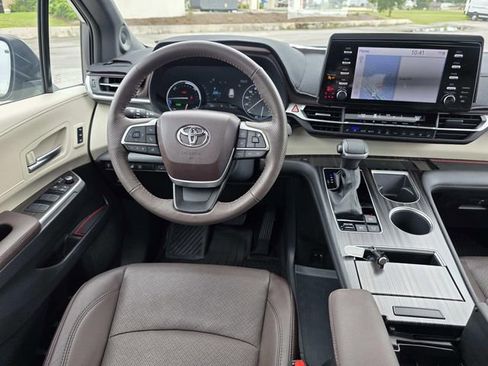 Used 2023 Toyota Sienna Platinum FWD image 6