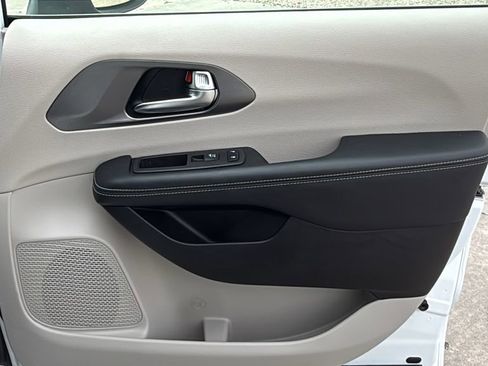 Used 2023 Chrysler Pacifica Touring-L FWD image 29