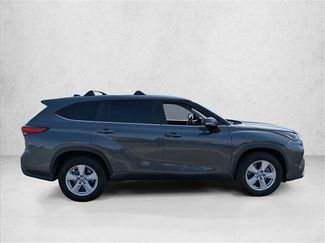 Used 2023 Toyota Highlander LE FWD video 4