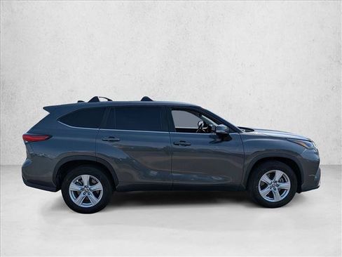 Used 2023 Toyota Highlander LE FWD image 4
