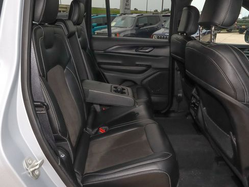 Used 2023 Jeep Grand Cherokee Altitude image 24