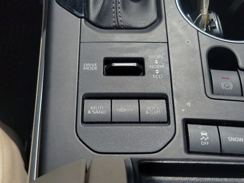 Used 2022 Toyota Highlander XLE image 35