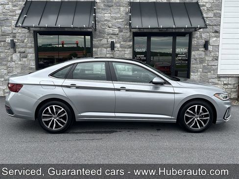 Used 2026 Volkswagen Jetta SE FWD image 9