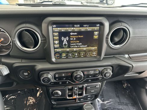 Used 2021 Jeep Gladiator Overland w/ Popular Equipment Package AWD/4WD image 26