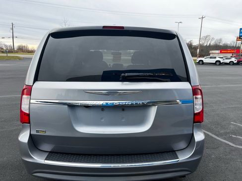 Used 2013 Chrysler Town & Country Touring image 7