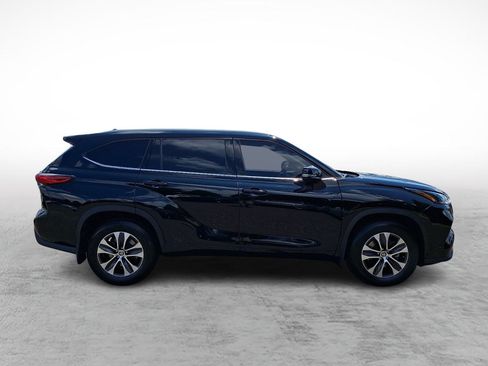 Used 2022 Toyota Highlander XLE AWD/4WD image 6
