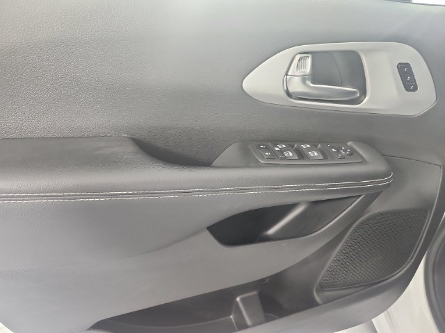 Used 2025 Chrysler Pacifica Limited FWD image 21