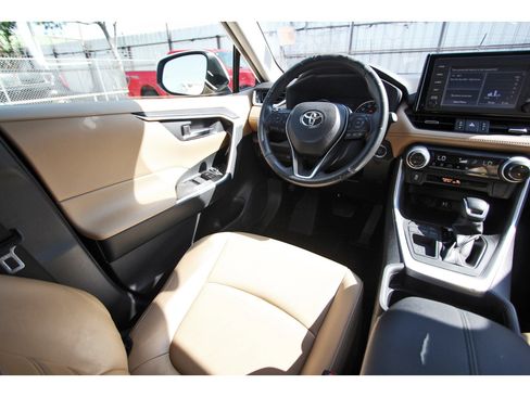 Used 2019 Toyota RAV4 XLE Premium FWD image 10