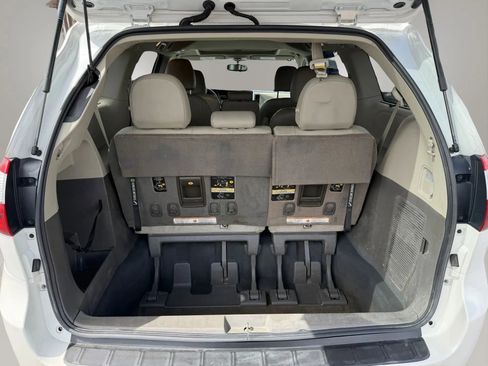 Used 2016 Toyota Sienna XLE image 10