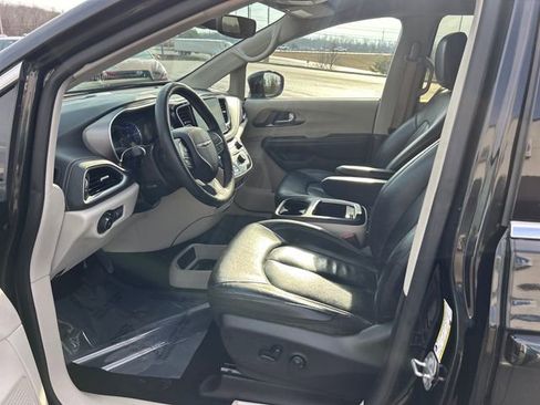 Used 2022 Chrysler Pacifica Touring-L image 34