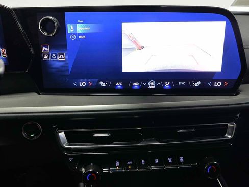 Used 2025 Chevrolet Traverse LT image 15