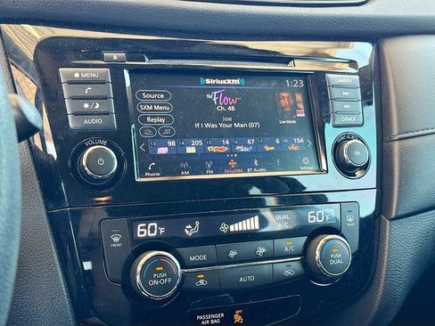 Used 2020 Nissan Rogue SV FWD image 17