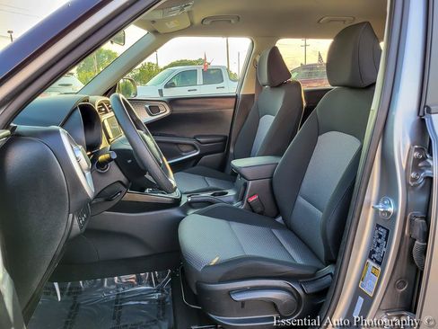 Used 2025 Kia Soul LX w/ LX Technology Package FWD image 9