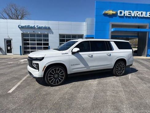 Used 2025 Chevrolet Suburban High Country AWD/4WD image 4
