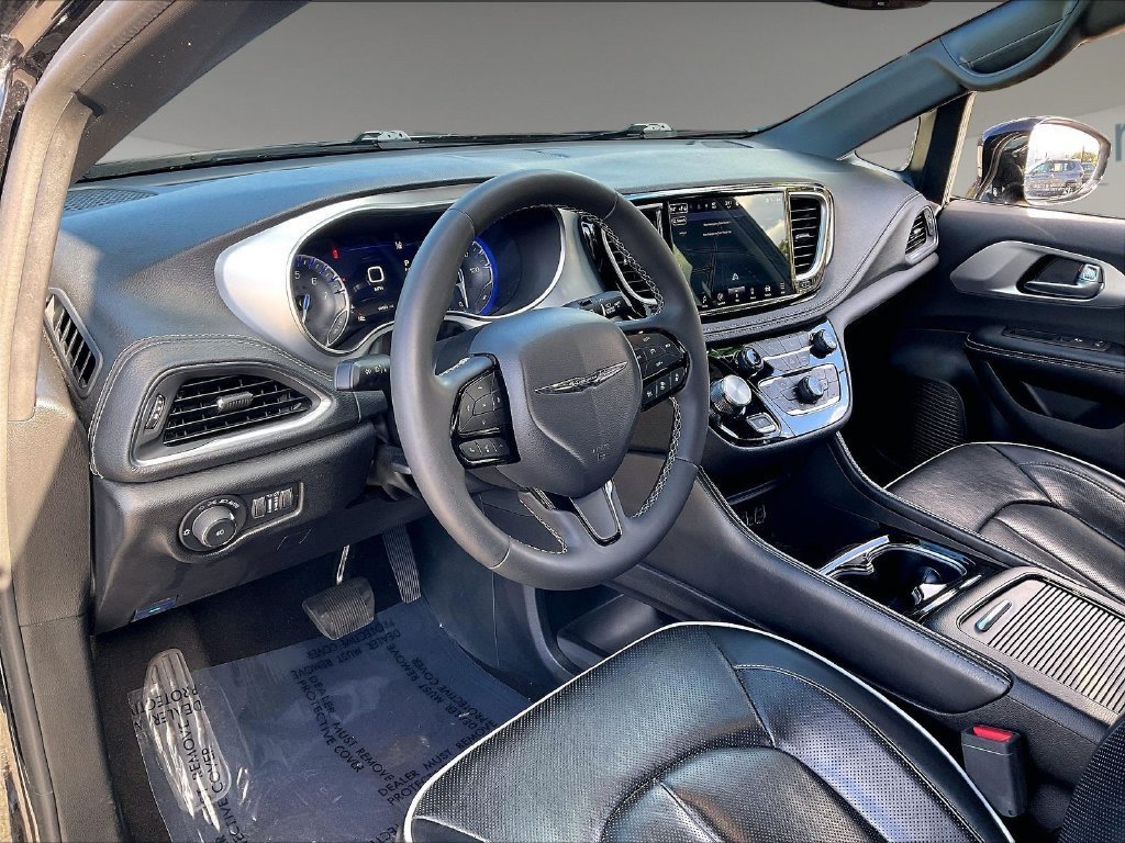 Used 2025 Chrysler Pacifica Limited FWD image 8