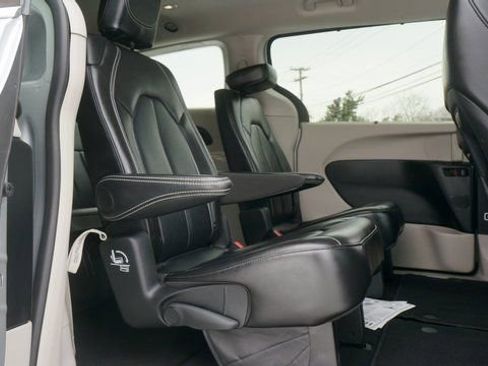 Used 2024 Chrysler Pacifica Touring-L image 49