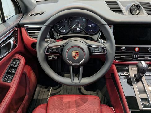 Certified 2025 Porsche Macan image 15