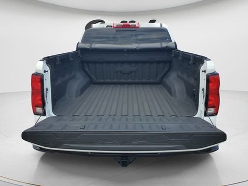 Used 2025 Chevrolet Colorado Z71 w/ Technology Package AWD/4WD image 9
