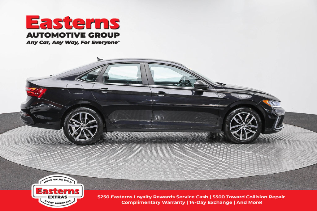 Used 2025 Volkswagen Jetta SE FWD image 5