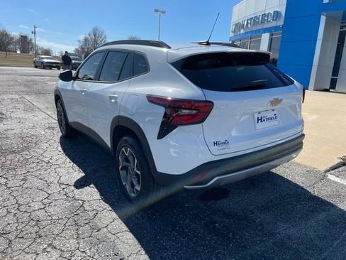 Used 2025 Chevrolet Trax LT w/ LT Convenience Package image 8