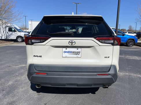 Used 2022 Toyota RAV4 XLE Premium image 9