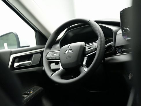 Used 2024 Mitsubishi Outlander SE image 33