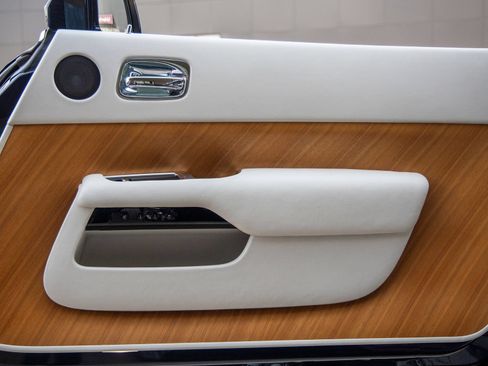 Used 2016 Rolls-Royce Dawn RWD image 44