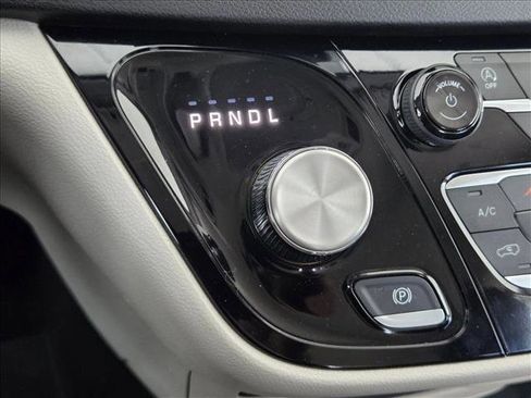 Used 2024 Chrysler Pacifica Touring-L image 12