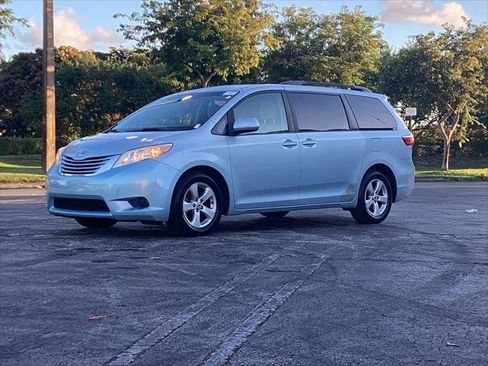 Used 2015 Toyota Sienna LE image 3