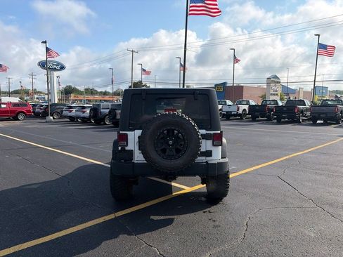 Used 2016 Jeep Wrangler Unlimited Rubicon w/ Connectivity Group AWD/4WD image 6
