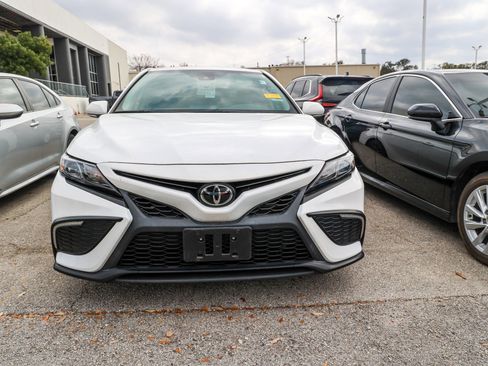 Used 2024 Toyota Camry SE image 4