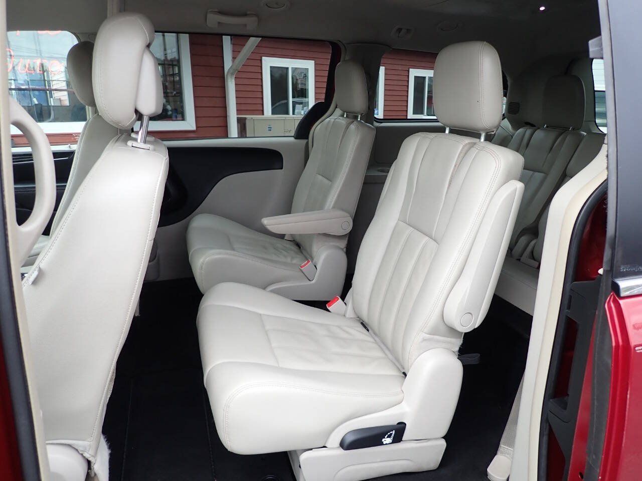Used 2013 Chrysler Town & Country Touring FWD image 9