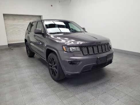 Used 2018 Jeep Grand Cherokee Altitude AWD/4WD image 13